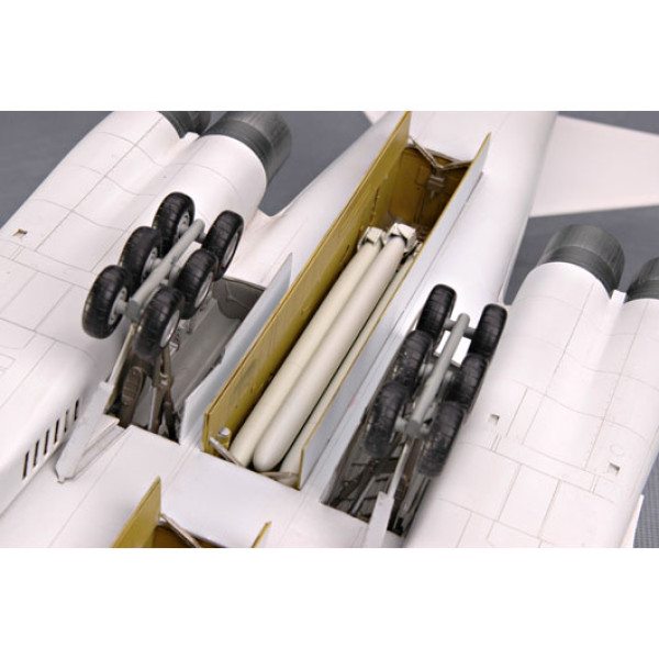 Надзвуковий бомбардувальник-ракетоносець ТУ-160 "BlackJack" Bomber 1/72 Trumpeter 01620
