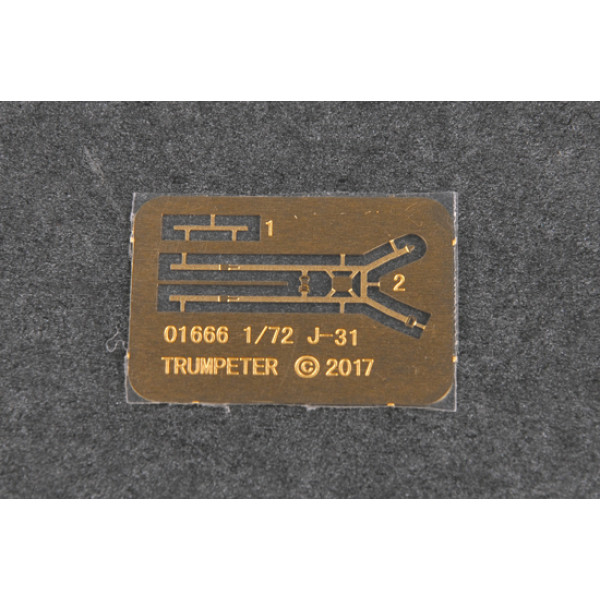 Китайський винищувач 5го покоління Shenyang J-31 Gyrfalcon 1/72 Trumpeter 01666