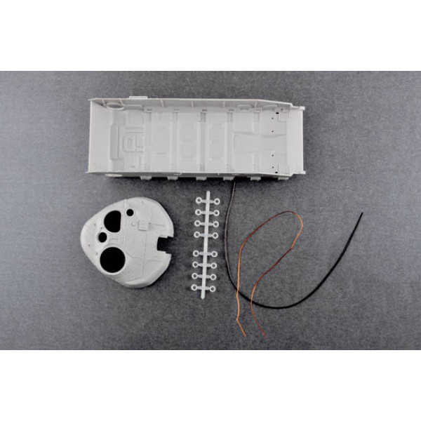 T-72B/B1 MBT (w/kontakt-1 reactive armor)  1/35 Trumpeter  05599