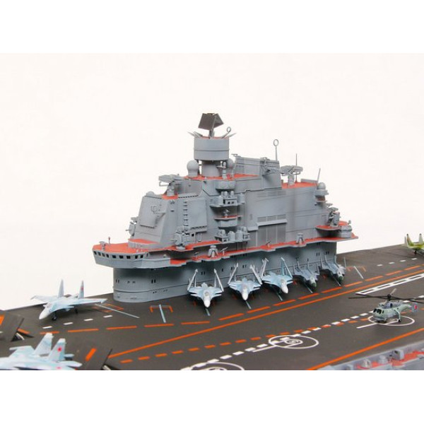 Авіаносець "Адмірал Кузнєцов" 1/350 Trumpeter 05606