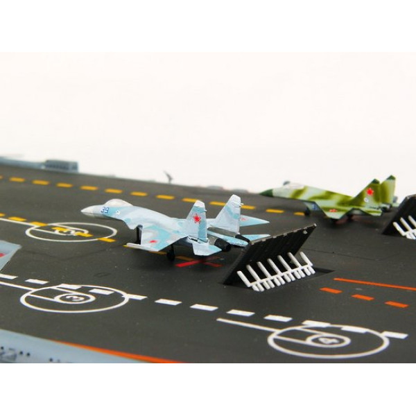 Авіаносець "Адмірал Кузнєцов" 1/350 Trumpeter 05606