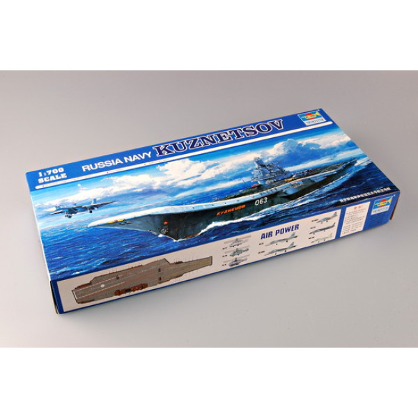 Авіаносець "Адмірал Кузнєцов" 1/700 Trumpeter 05713