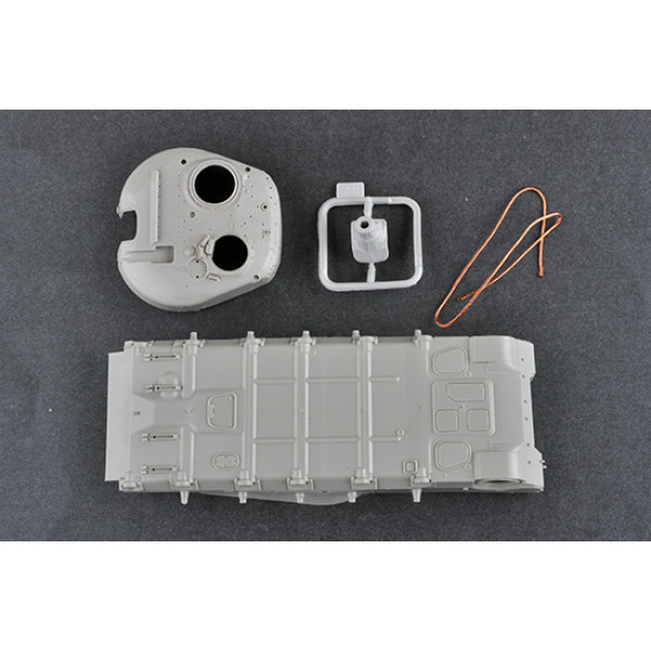 Tank  Russian T-80U MBT  1/35 Trumpeter 09525