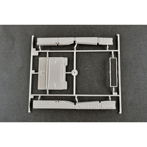 Tank  Russian T-80U MBT  1/35 Trumpeter 09525