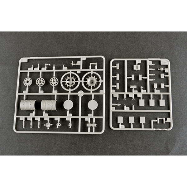 Tank  Russian T-80U MBT  1/35 Trumpeter 09525