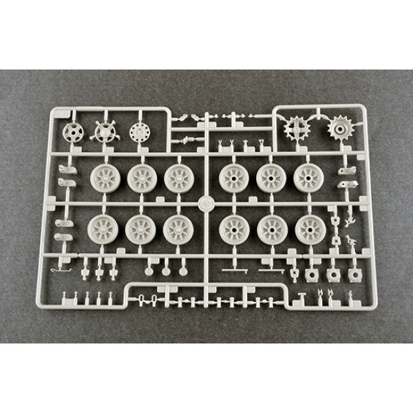 Радянський танк T-72A (зразка 1983 г.) 1/35 Trumpeter 09547