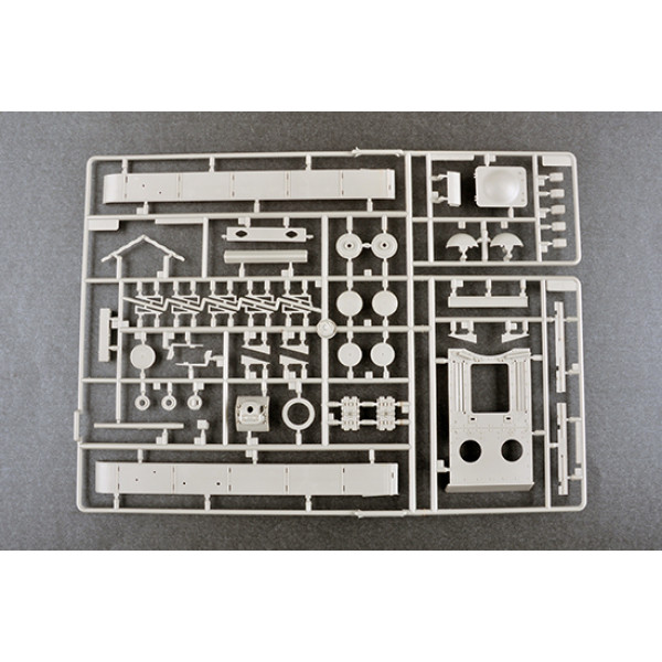  KV-1 1942 Simplified Turret Tank w/Tank Crew 1/35 Trumpeter 09597