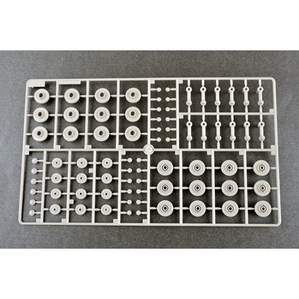  KV-1 1942 Simplified Turret Tank w/Tank Crew 1/35 Trumpeter 09597