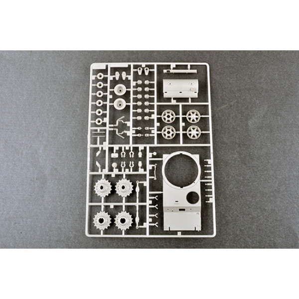  KV-1 1942 Simplified Turret Tank w/Tank Crew 1/35 Trumpeter 09597